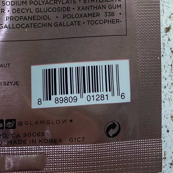 GlamGlow Bright Between the Girls décolleté mask - Picture 4 of 4